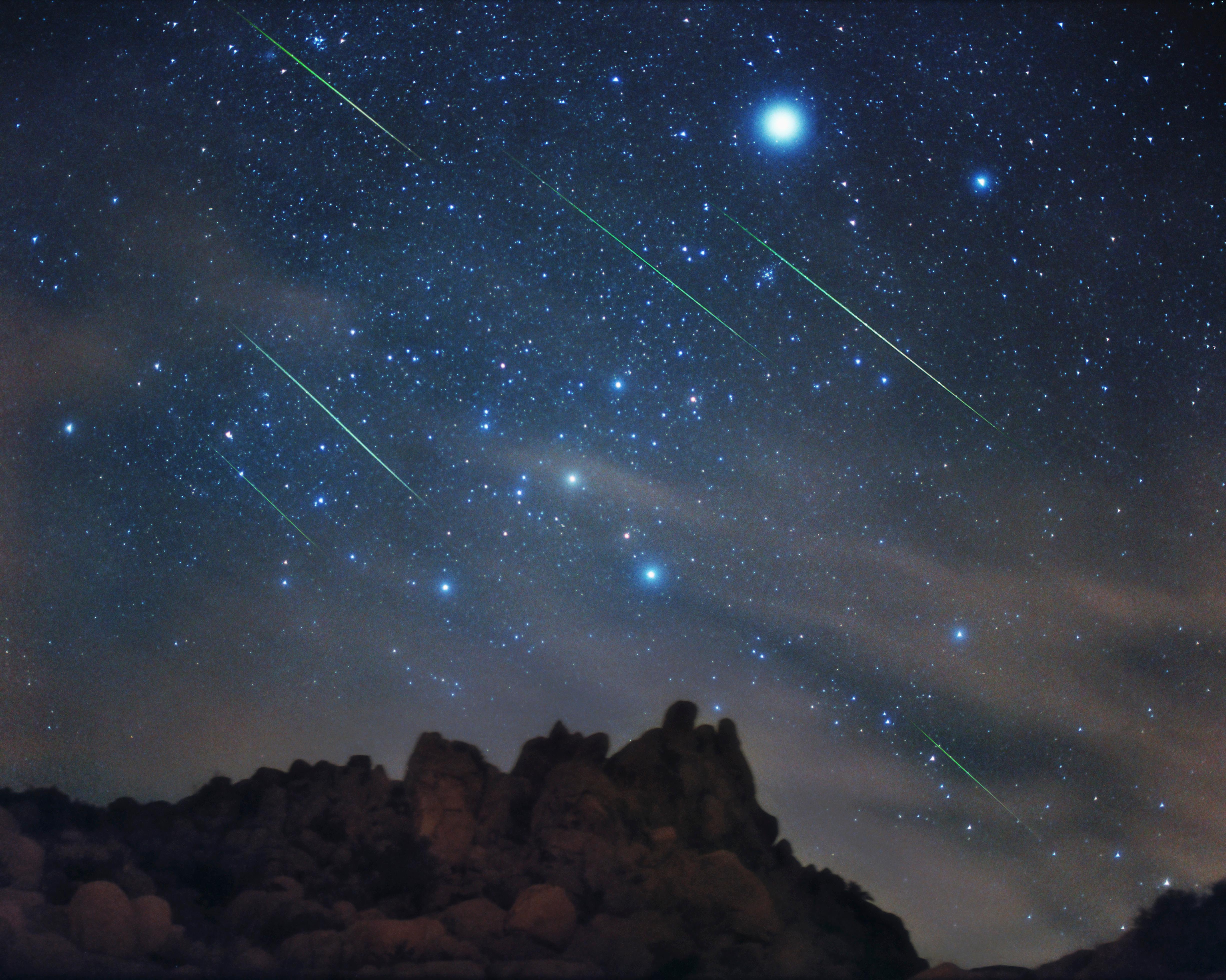 Звездное небо кометы. Созвездие Лириды метеорный поток. Поток Персеиды 2022. Созвездие Геминиды. Альфа Каприкорниды метеорный.