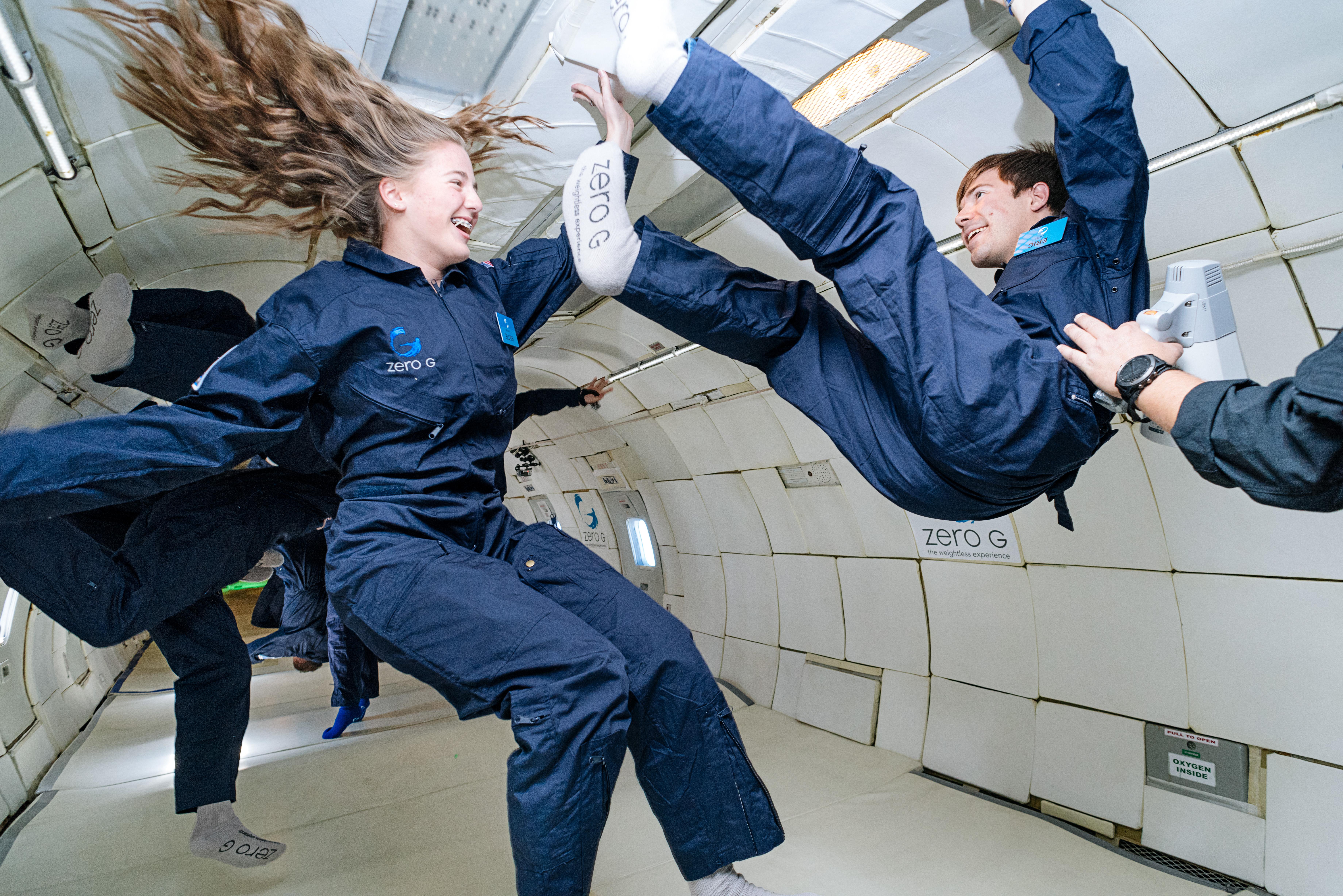 Случай в воздухе. Невесомость Zero Gravity. Человек в невесомости. Фотосессия Невесомость. Гравитация в космосе.