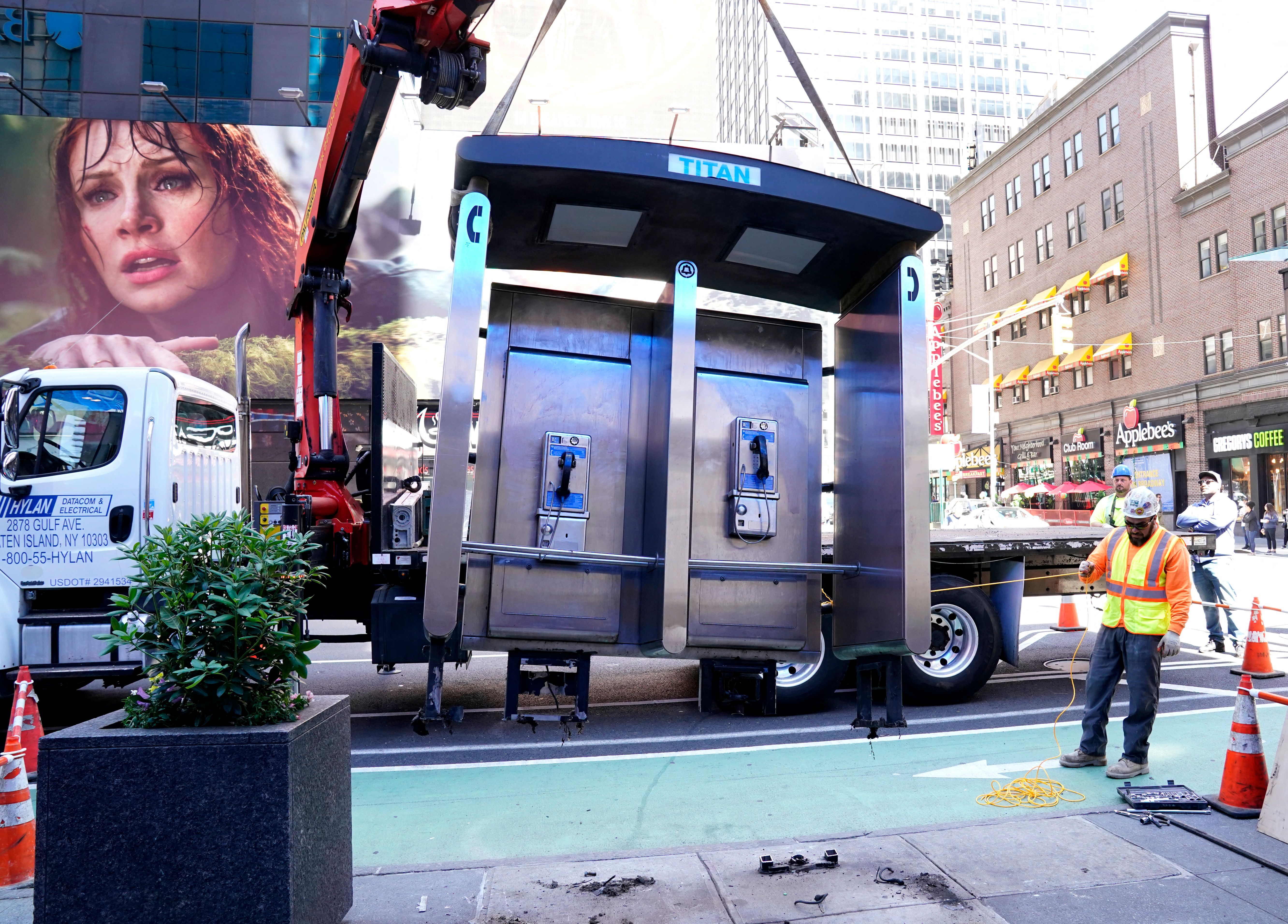 One of the Last Pay Phones in New York City Moves to a Museum | Smart News - Vimarsana News
