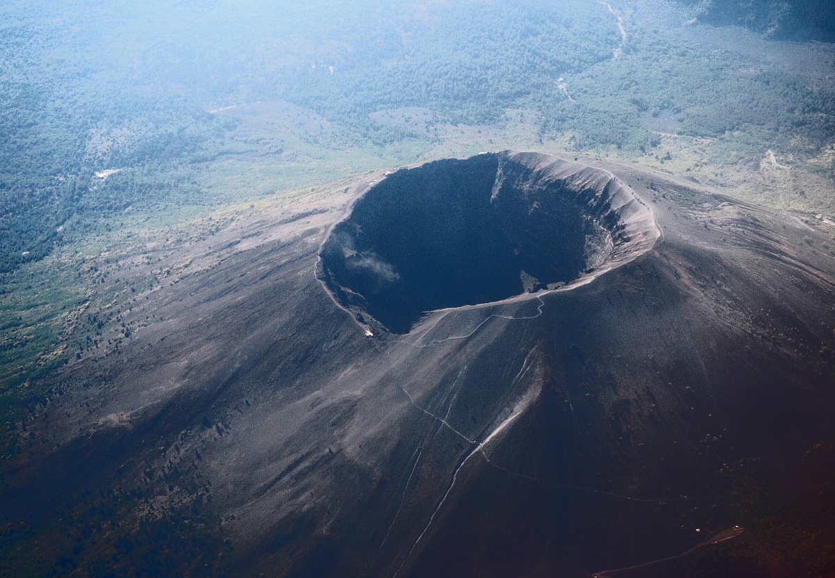 American Tourist Rescued After Falling Into Mount Vesuvius Crater | Smart News - Vimarsana News