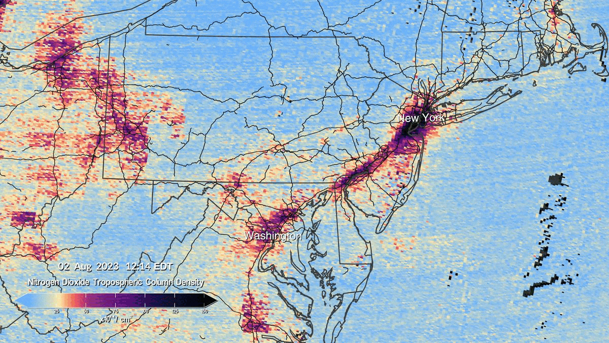 a gif showing air pollution levels over the northeastern US at two times of day, with more pollution visible over a wider stretch at 12:14pm instead of 4:24pm