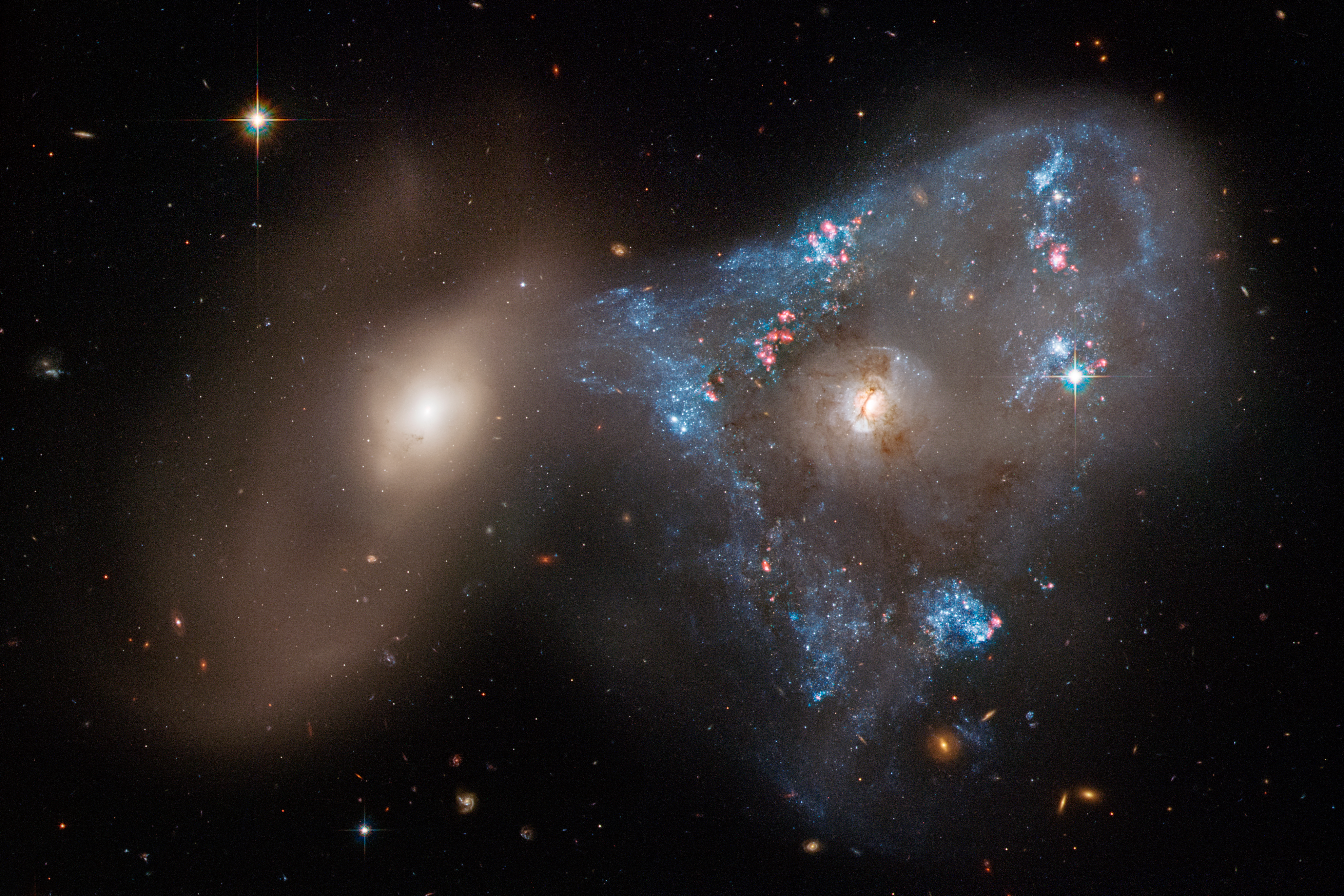 Hubble Space Telescope Captures Galaxies Caught in Triangular Tug-of-War | Smart News - Vimarsana News