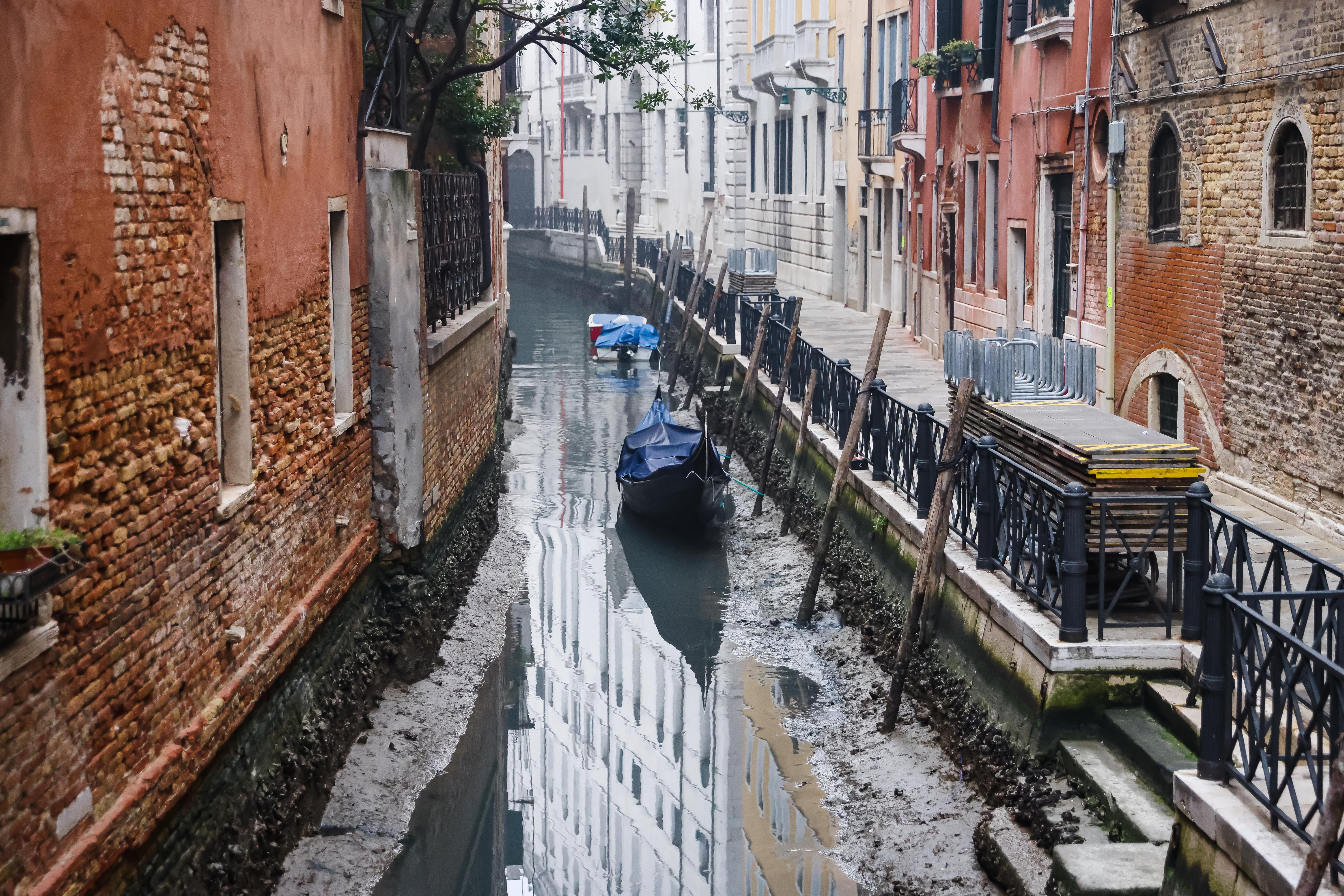 A Long Low Tide Dries Up Venice's Smaller Canals | Smart News - Vimarsana News