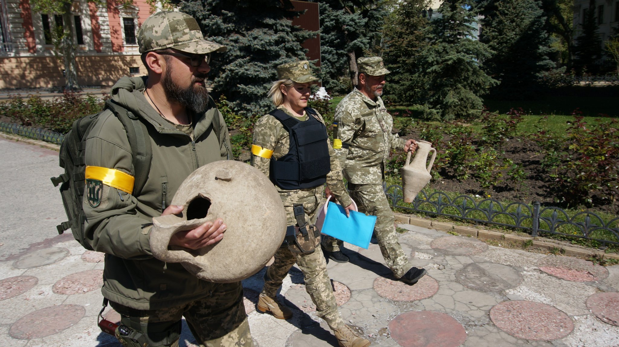 Ukrainian Soldiers Uncover Fourth-Century Urns While Digging Defense Trenches | Smart News - Vimarsana News