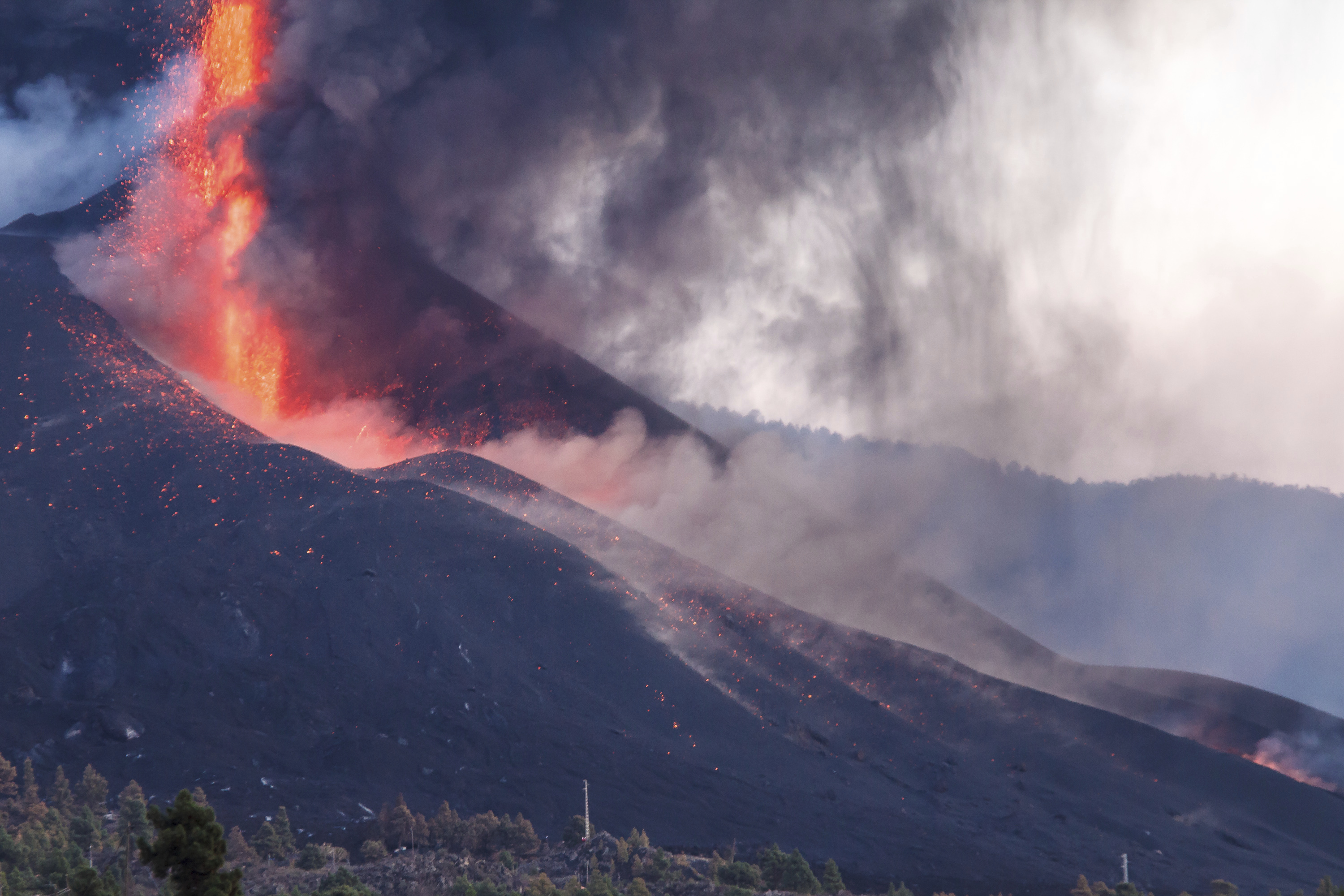 Spain's La Palma Volcano Continues to Erupt and Spew Ash | Smart News - Vimarsana News