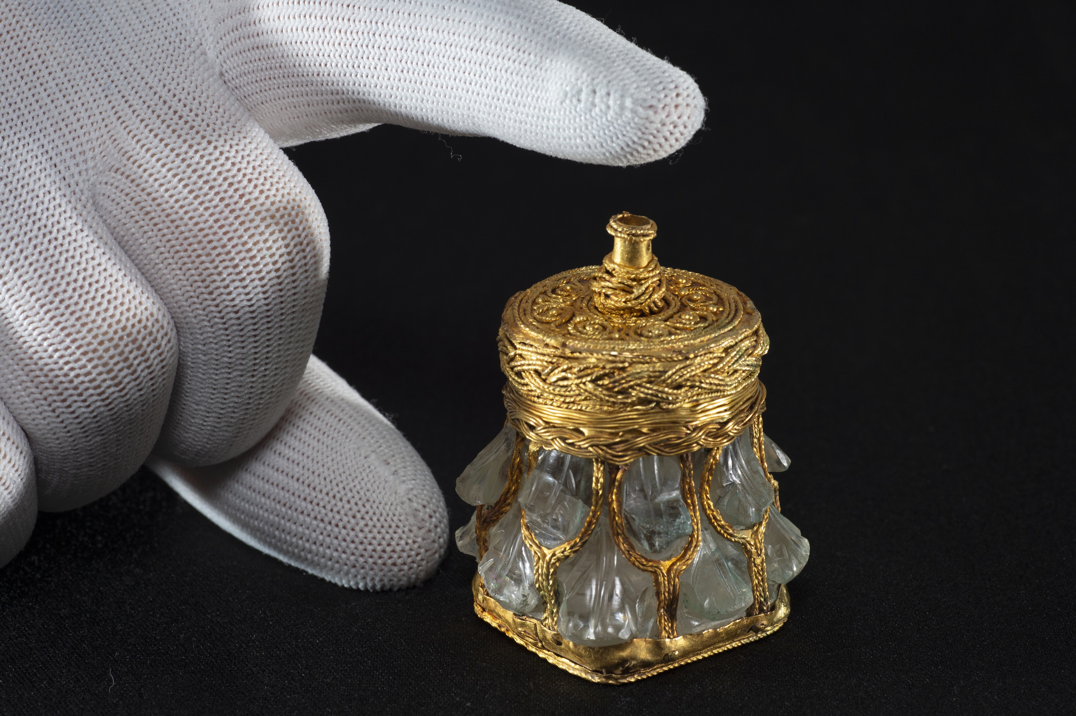 A Rare, Gold-Wrapped Jar May Reveal the Splendor of Early Medieval Britain | Smart News - Vimarsana News