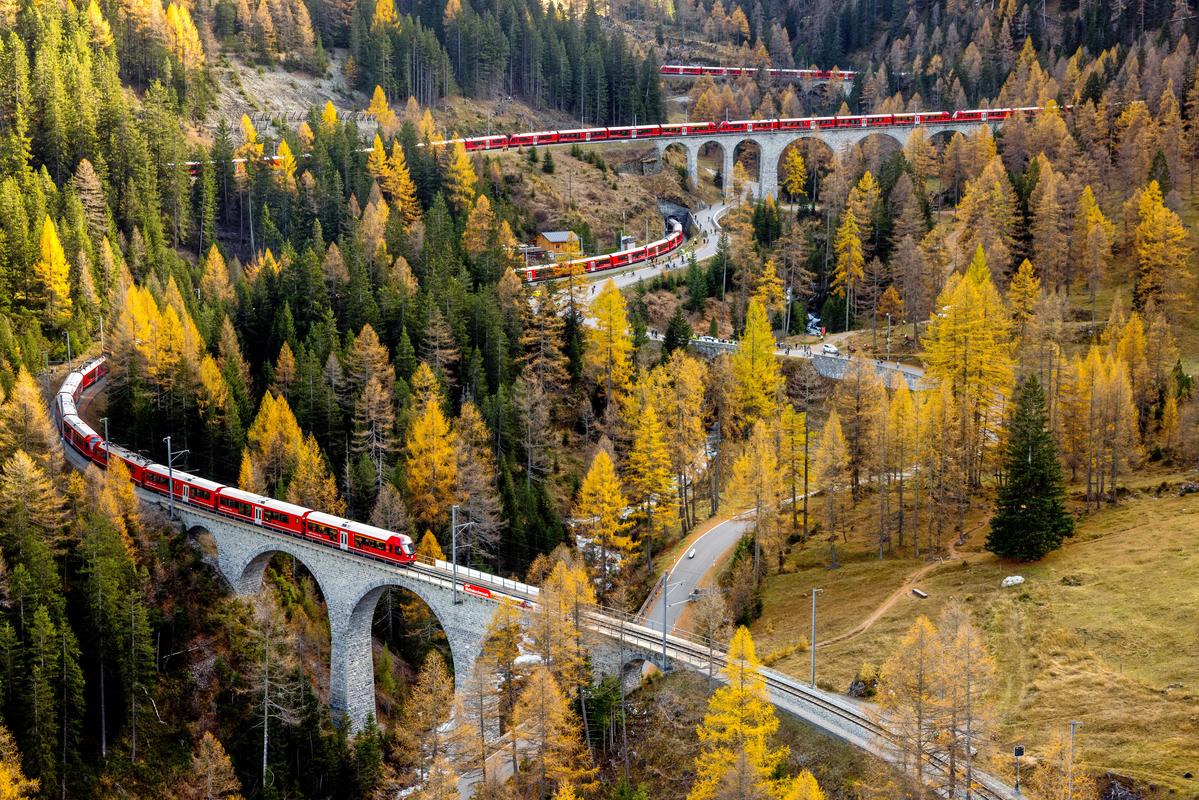 This Record-Breaking Passenger Train Is Over a Mile Long | Smart News - Vimarsana News