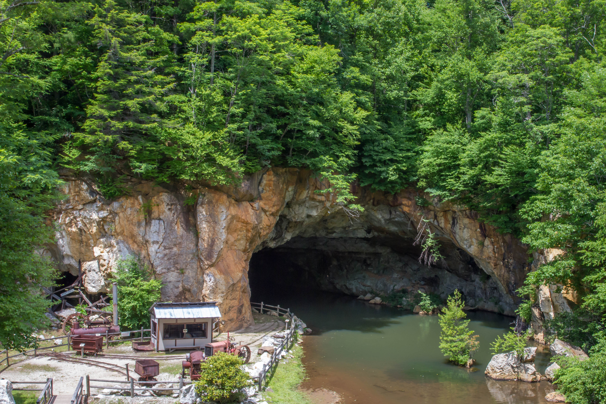 Black Lights Turn This North Carolina Mine Into a Psychedelic Wonderland | Travel - Vimarsana News