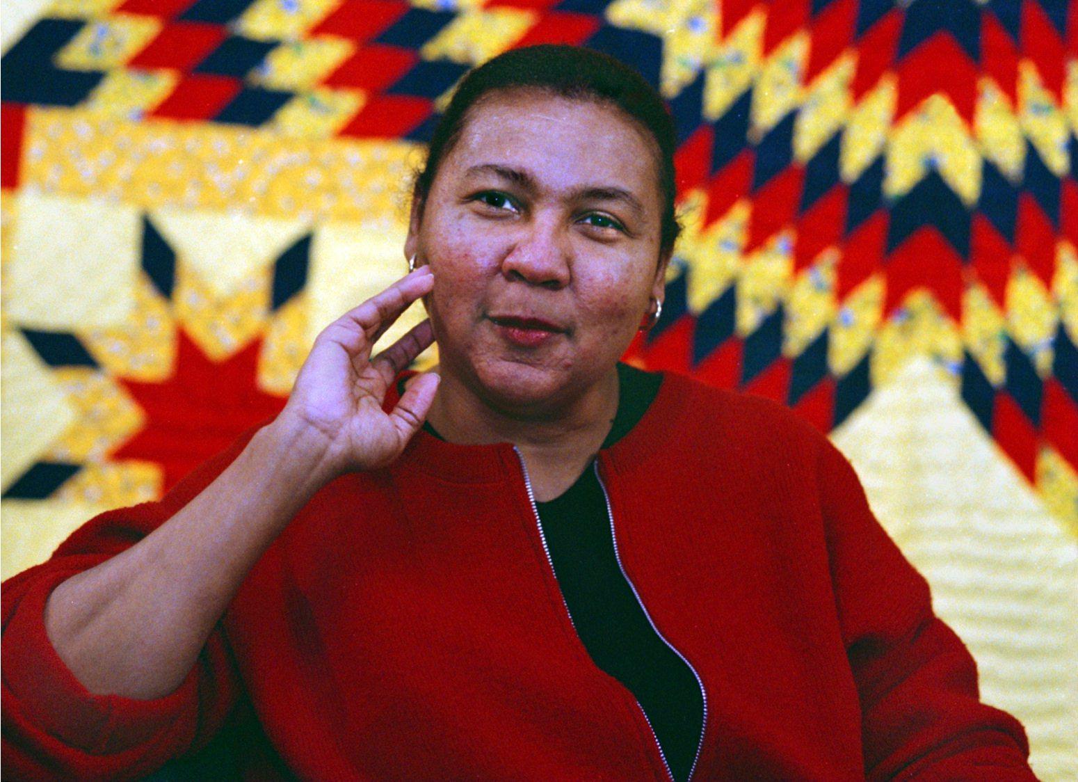 Groundbreaking Feminist Scholar bell hooks Dies at 69 | Smart News - Vimarsana News