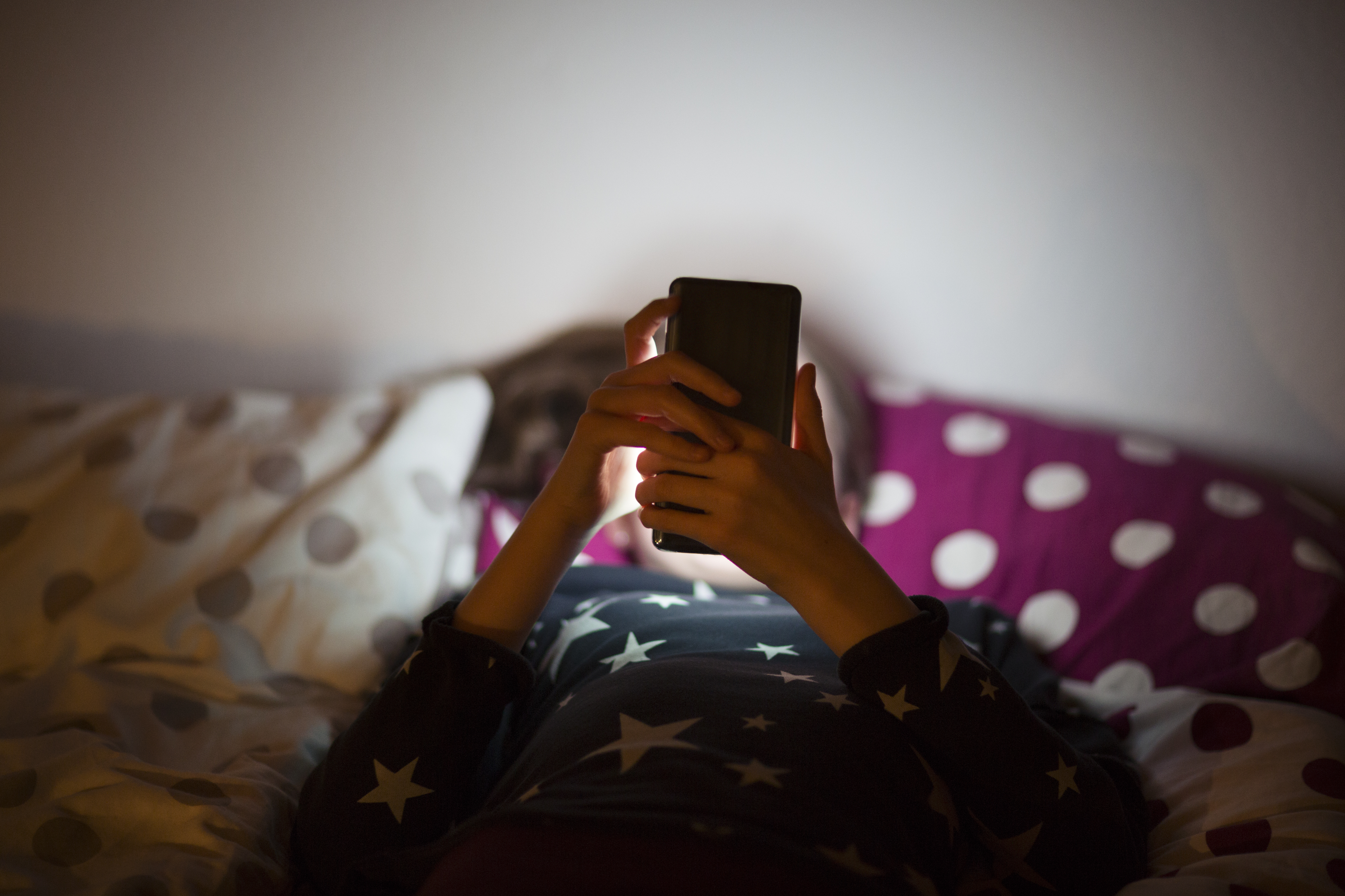 Negative Effects of Social Media May Impact Adolescent Girls and Boys at Different Ages | Smart News - Vimarsana News